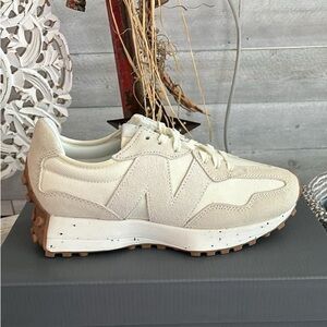 New Balance 327 these are 🔥 women’s size 7.5